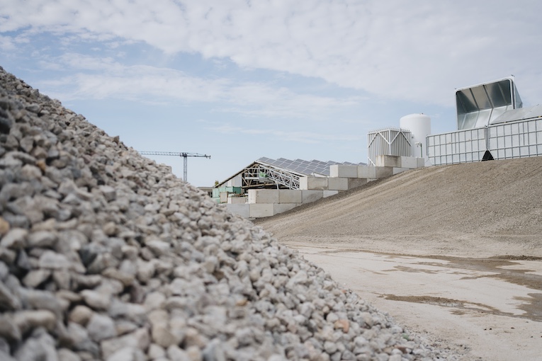 Neustark a développé une technologie permettant de stocker du CO2 biogénique dans des granulats recyclés.  [©Neustark]