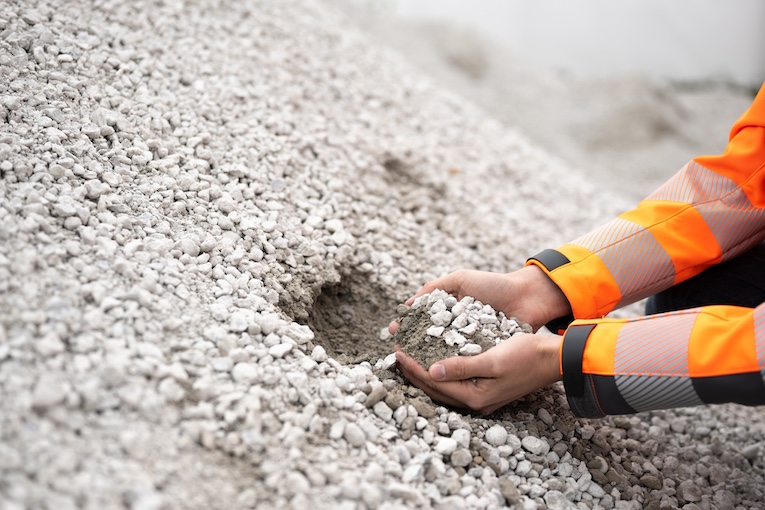 Les granulats devenus “à émission négative” peuvent être utilisés pour la production de béton ou en sous-couche. [©Neustark] 