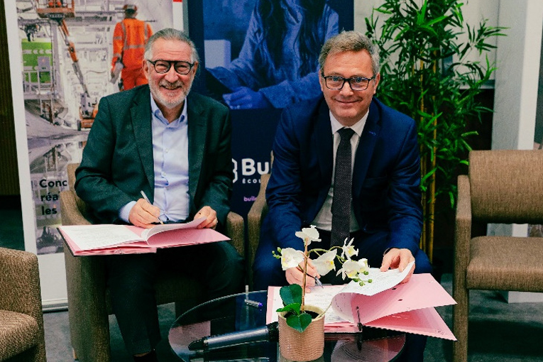 Philippe Gruat, président de Builders Ecole d’ingénieurs, et Xavier Mony, directeur général Eiffage Génie Civil et Eiffage Rail, signent le renouvellement de la chaire devant plus de 300 élèves. [©Builders Ecole d’ingénieurs et Eiffage Génie Civil]