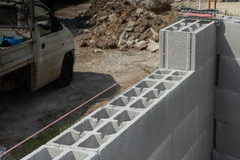 Les gammes de blocs à joint mince couvrent les besoins d’un chantier classique. Il est conseillé de concevoir des bâtis dans des longueurs multiples de 5 cm pour profiter de la rapidité de mise en œuvre. [©ACPresse]