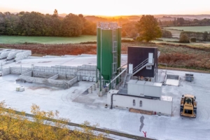 Située à Salon-la-Tour (19), la 5e centrale de Lachaux Bétons affiche une capacité de production de 350 à 400 m3/j de BPE. [©Aerial Studio - Romain Daynac/Lachaux Bétons]