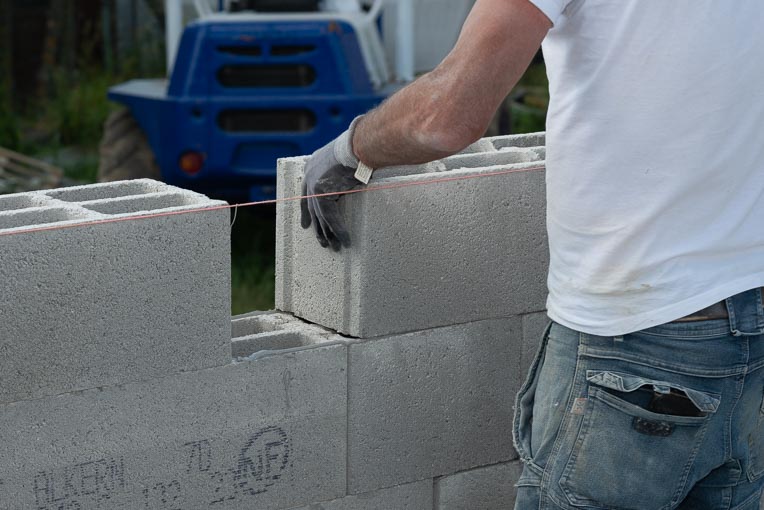 Peu de formation est nécessaire pour être capable de monter les murs avec des blocs à joint mince. [©ACPresse]