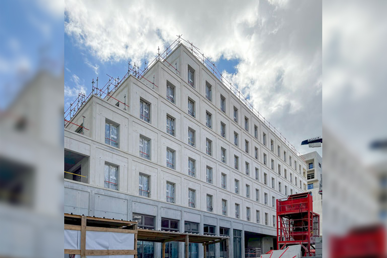 Sur un rez-de-chaussée en béton gris sont posés les étages supérieurs, tous en béton blanc.  [©Aalborg Portland]