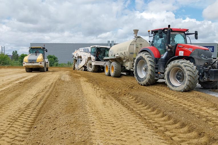 Pour le prolongement de la RN 124, dans le Gers, Setec International a opté pour le liant hydraulique routier Rolac Premier EcoPlanet de Lafarge. [©Lafarge]