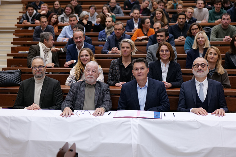 Olivier Roussat, directeur général de Bouygues, Frédéric Fotiadu, directeur de l’Insa Lyon, et les responsables de la Fondation Insa Lyon, Jean Guénard et Laurent Picheral, ont signé une convention de mécénat pour une durée de cinq ans. [©Bouygues]