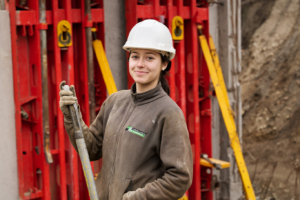 – Morgane est apprentie maçonne et ambassadrice au CCCA-BTP pour la campagne “La Construction, la vivre c’est encore mieux”. [©CCCA-BTP]