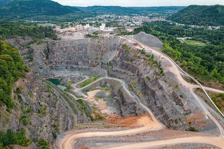 Marque du groupe Colas, Nexstone ambitionne la production annuelle de quelque 36 Mt de granulats naturels ou recyclés, et de bétons. [©Colas]