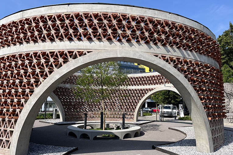 La sculpture Windfänger a été conçue par le collectif d'artistes Breathe Earth Collective et mise en œuvre par l’industriel de la préfabrication Rauter Fertigteilbau, filiale du groupe Kirchdorfer. [© Kirchdorfer Group]