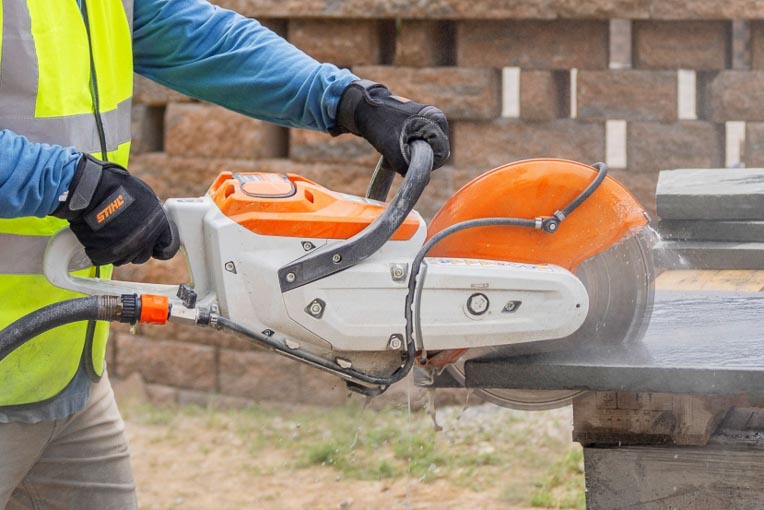 La tronçonneuse à béton Stihl TSA 300 est la plus puissante de la gamme à batterie. [©Stihl]